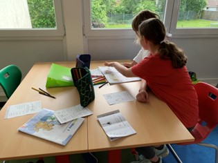 Sina Bleicher in der Grundschule Inzigkofen. Foto: Berens